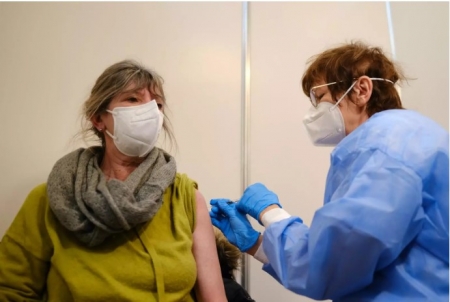 Una sanitaria inocula una dosis de la vacuna (MARKUS HIBBELER/DPA)