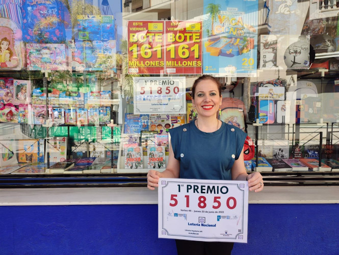 Librería Jofi en el día de San Juan de 2022, tras dar parte del primer premio de Lotería Nacional (LIBRERÍA JOFI) Librería Jofi en el día de San Juan de 2022, tras dar parte del primer premio de Lotería Nacional (LIBRERÍA JOFI)