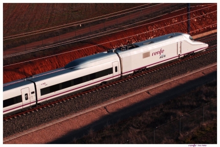Imagen de archivo de un tren AVE circulando en la provincia de Granada (RENFE) 