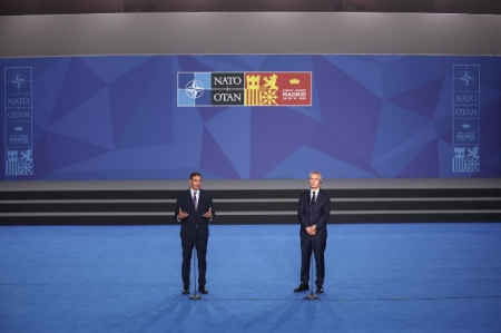 El presidente del Gobierno, Pedro Sánchez (i) y el secretario general de la OTAN, Jeans Stoltenberg (d) (EUROPA PRESS /E. PARRA/POOL) 