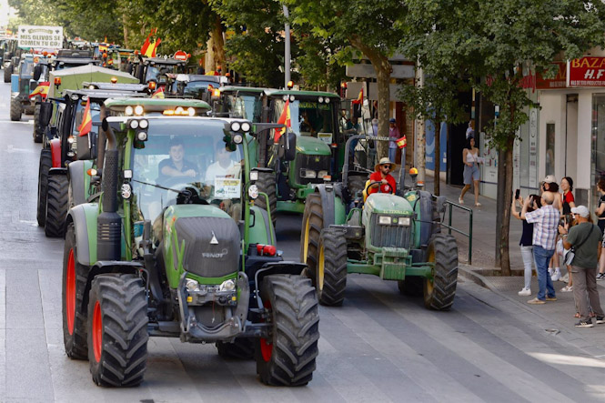 Tractorada por las calles de Granada en protesta por el alza de precios (ÁLEX CÁMARA-EUROPA PRESS)