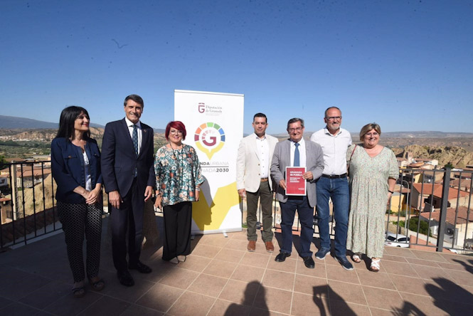 Foto de familia con motivo de la presentación de la la Estrategia Provincial ante el Reto Demográfico y Despoblamiento de Granada (FAMP)