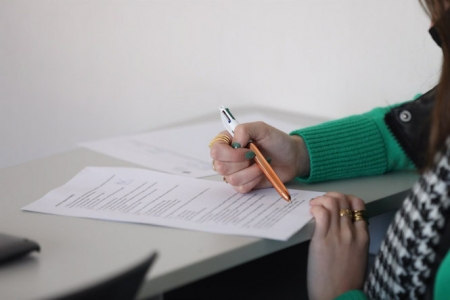 Una alumna realiza un examen (MARTA FERNÁNDEZ JARA - EUROPA PRESS)