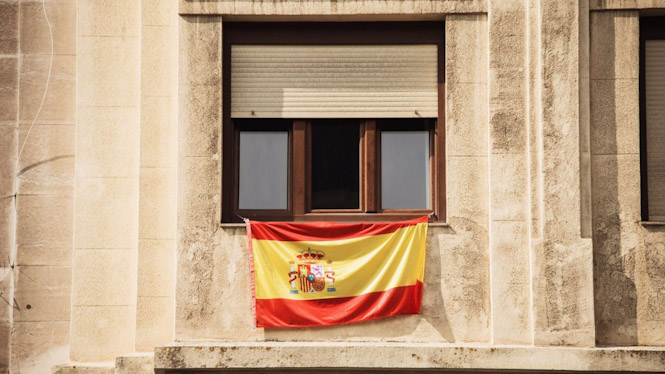 Imagen de recurso de una bandera de España colgada en un balcón (UGR)