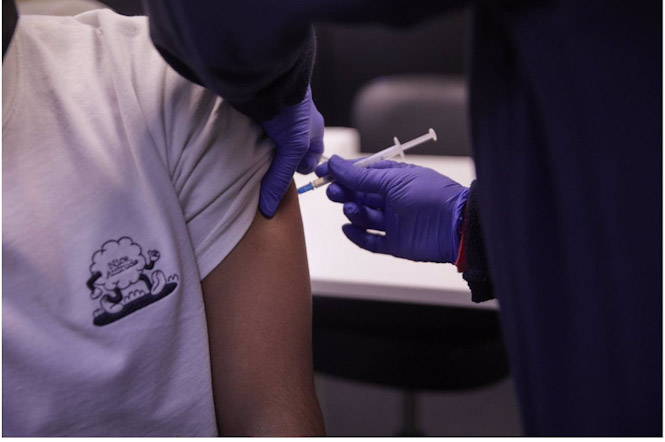 Una persona recibe recibe la, dosis de la vacuna (JESÚS HELLÍN / EUROPA PRESS) 