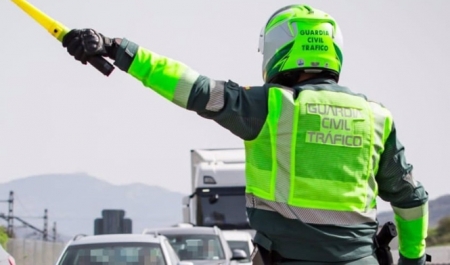 Un agente de la Guardia Civil regulando el tráfico (GUARDIA CIVIL) 