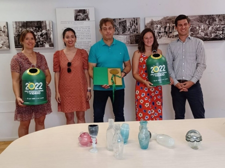 Entrega a Castril de `La llave de vidrio reciclado` (DIPGRA)