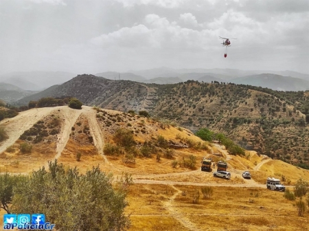 El infoca trabaja en un incendio en el Cerro de San Miguel (TWITTER POLICÍA LOCAL DE GRANADA)