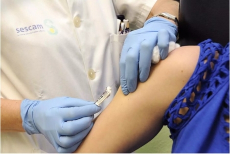 Inoculación de la vacuna (J. JAVIER RAMOS GONZÁLEZ/SESCAM)