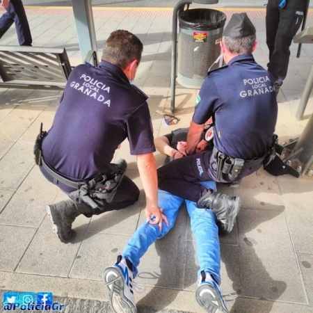 Detención practicada por la Policía Local de Granada (TWITTER POLICÍA LOCAL DE GRANADA)