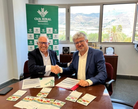 Pedro Ruiz y José Aurelio Hernández durante la firma del acuerdo (CAJA RURAL)