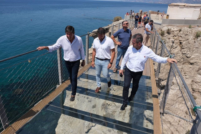 El vicepresidente de la Junta y consejero de Turismo, Regeneración, Justicia y Administración Local en funciones, Juan Marín, ha visitado este viernes el puente colgante (JUNTA DE ANDALUCÍA) El vicepresidente de la Junta y consejero de Turismo, Regeneración, Justicia y Administración Local en funciones, Juan Marín, ha visitado este viernes el puente colgante (JUNTA DE ANDALUCÍA)