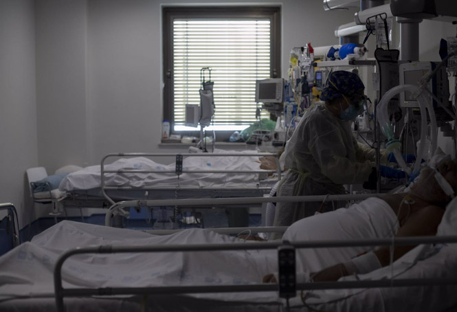 Una trabajadora de la limpieza durante su jornada laboral en una UCI en plena pandemia, en 2020 (EDUARDO PARRA - EUROPA PRESS) Una trabajadora de la limpieza durante su jornada laboral en una UCI en plena pandemia, en 2020 (EDUARDO PARRA - EUROPA PRESS)