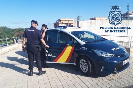 Agentes de la Policía Nacional junto a un vehículo del cuerpo (POLICÍA NACIONAL)