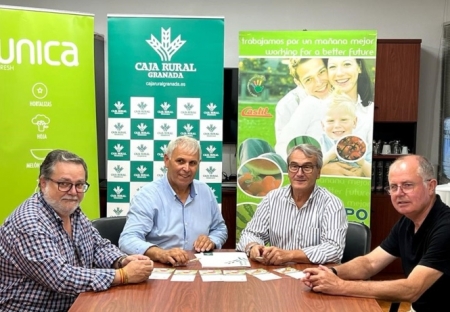 Imagen de la firma del convenio (CAJA RURAL)