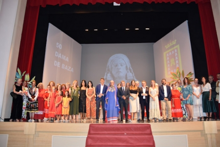 Foto de familia tras la gala de clausura (AYTO. BAZA)