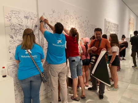 Voluntarios CaixaBank, junto con Cruz Roja Granada, participan en actividades lúdicas y culturales con ciudadanos de Ucrania (CAIXABANK)