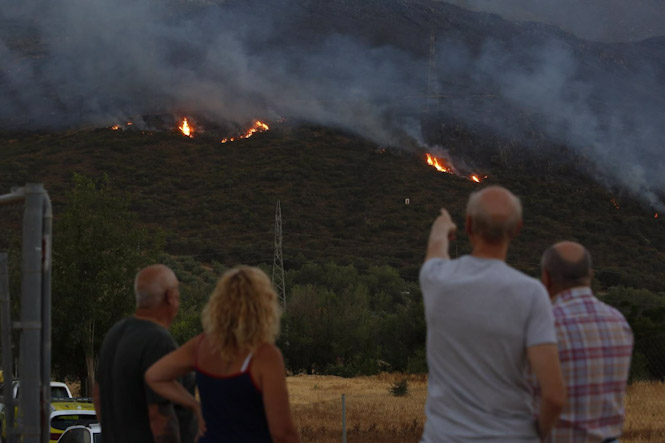 Vecinos del entorno viendo el fuego producido en el término municipal de Pinos Puente (ÁLEX CÁMARA/ EUROPA PRESS) Vecinos del entorno viendo el fuego producido en el término municipal de Pinos Puente (ÁLEX CÁMARA/ EUROPA PRESS)