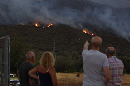 Vecinos del entorno viendo el fuego producido en el término municipal de Pinos Puente (ÁLEX CÁMARA/ EUROPA PRESS)