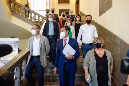 El alcalde de Granada, Francisco Cuenca, junto a su equipo, en imagen de archivo (AYUNTAMIENTO DE GRANADA) 