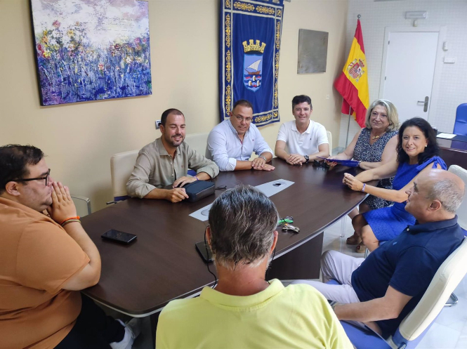 Visita de Jorge Saavedra y Trinidad Herrera al alcalde de Almuñécar, Juan José Ruiz Joya (AYUNTAMIENTO) Visita de Jorge Saavedra y Trinidad Herrera al alcalde de Almuñécar, Juan José Ruiz Joya (AYUNTAMIENTO)