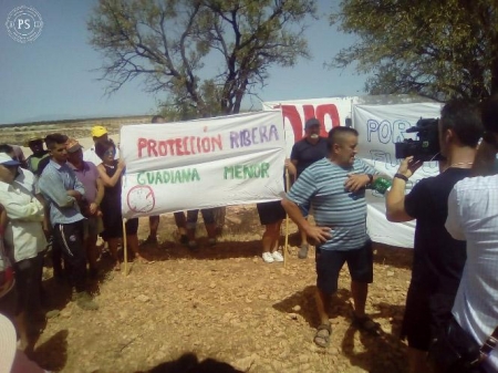 Concentración contra una macrogranja porcina en Zújar, en imagen de archivo (PLATAFORMA POR LA RIBERA DEL GUADIANA MENOR) 