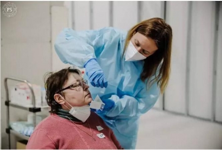Una sanitaria realiza pruebas Covid (CARLOS LUJÁN - EUROPA PRESS)