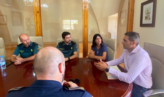 La subdelegada del Gobierno, Inmaculada López Calahorro, se reúne con el alcalde de Íllora, Antonio Salazar, y mandos de la Guardia Civil (SUBDELEGACIÓN) La subdelegada del Gobierno, Inmaculada López Calahorro, se reúne con el alcalde de Íllora, Antonio Salazar, y mandos de la Guardia Civil (SUBDELEGACIÓN)