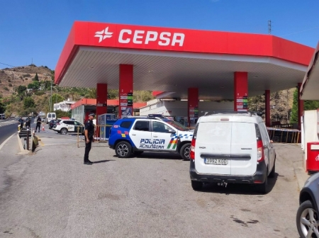 Gasolinera acordonada en La Herradura (AYUNTAMIENTO) 