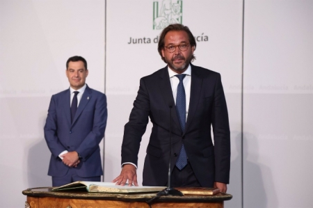 El delegado de Gobierno de Granada, Antonio Jesús Granados (d), durante la toma de posesión del cargo (JOAQUÍN CORCHERO /EUROPA PRESS) 