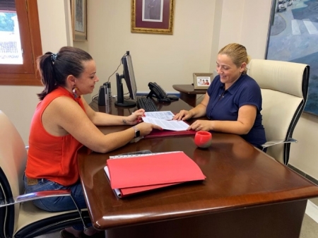 La concejala de Bienestar Social, Rebeca Sánchez, y la alcaldesa de La Zubia, Puri López presentan las ayudas para material escolar (AYTO. LA ZUBIA) 