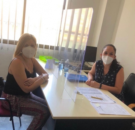 La concejala de Asuntos Sociales y la técnica encargada de las ayudas (AYTO. VEGAS DEL GENIL) 