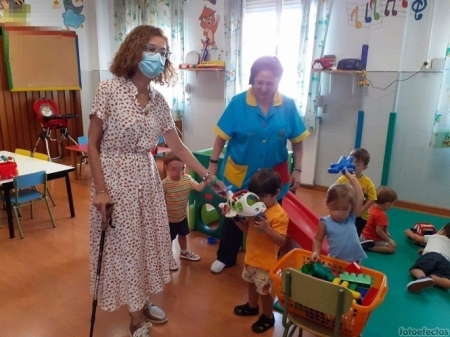 La delegada de Desarrollo Educativo y FP, Ana Berrocal, visita la Escuela Infantil El Parque de Albolote (JUNTA DE ANDALUCÍA)