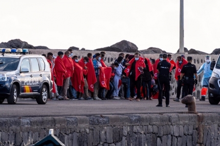 Sanitarios de Cruz Roja atienden a migrantes (EUROPA PRESS) 