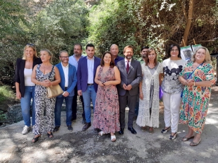 Visita de Carmen Crespo, en el centro, a los trabajos de mantenimiento del cauce del río Dúrcal (JUNTA) 