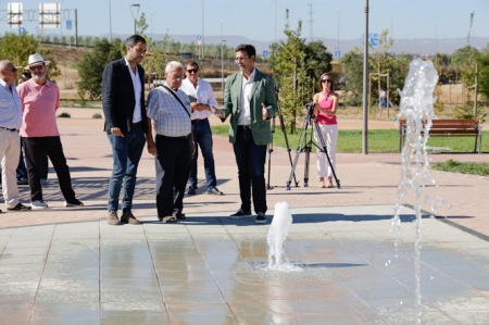 Imagen de la visita al nuevo parque del Zaidín (JAVIER ALGARRA/ AYUNTAMIENTO)