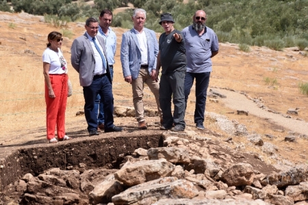 Imagen de la visita a la muralla prehistórica de Villavieja (DIPGRA) 