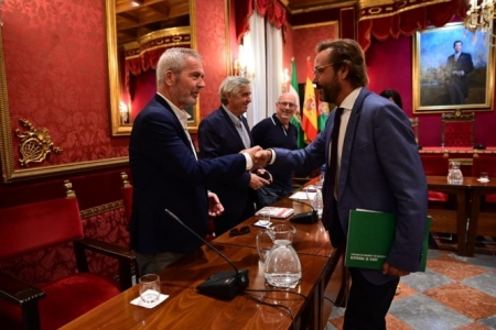 Antonio Granados saluda al presidente de la Autoridad Portuaria, José García Fuentes (JUNTA) 