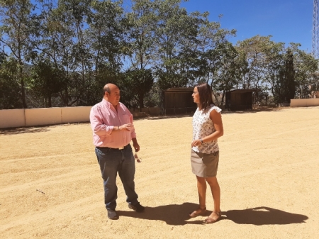Visita al campo del alcalde, José Antonio Robles y la concejal Sonia Fernández (AYTO. GÜEJAR SIERRA)