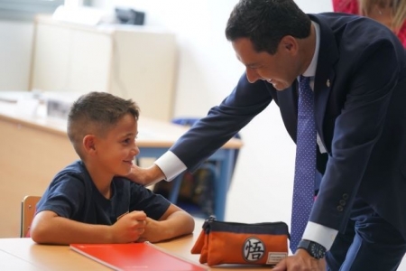 Juanma Moreno en el nuevo colegio de Alhendín (JUNTA) 