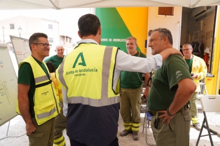 Visita de Juanma Moreno, de espaldas, al puesto de mando del incendio forestal de Los Guájares (JUNTA) 