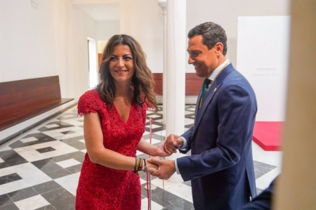 La portavoz de Vox, Macarena Olona, felicita a el Presidente de la Junta, Juanma Moreno, la toma de posesión como presidente de la XII legislatura (EDUARDO BRIONES / EUROPA PRESS)