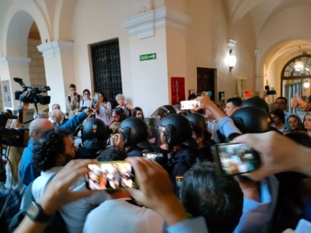 Detractores y simpatizantes de Macarena Olona, a su llegada a la Facultad de Derecho de Granada, rodeada de policías y periodistas (EUROPA PRESS) 