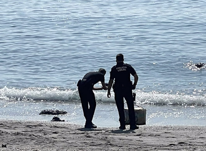 La Policía Local de Almuñécar retira un fardo de 38 kilos de hachís en la playa Marina del Este (AYUNTAMIENTO DE ALMUÑÉCAR) La Policía Local de Almuñécar retira un fardo de 38 kilos de hachís en la playa Marina del Este (AYUNTAMIENTO DE ALMUÑÉCAR)