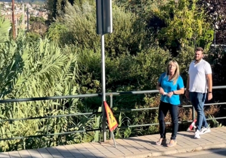 Carolina Higueras en el puente sobre el Rio Monachil (PSOE)