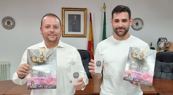 El alcalde y el concejal de fiestas presentan las fiestas de San Miguel de Cúllar Vega (AYTO. CÚLLAR VEGA) El alcalde y el concejal de fiestas presentan las fiestas de San Miguel de Cúllar Vega (AYTO. CÚLLAR VEGA)