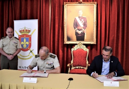 El teniente general Jerónimo de Gregorio y Jesús Ibáñez firman el convenio entre Defensa y Cetursa, en Capitanía (MADOC) 