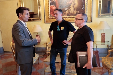 El alcalde de Granada, Francisco Cuenca, primero por la izquierda en la imagen, con representantes de la Gremial del Taxi (AYUNTAMIENTO)