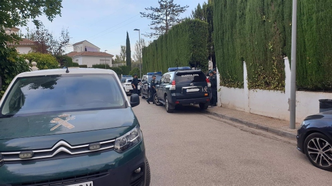 Agentes de la Guardia Civil practican registros en el área metropolitana de Granada, dentro de una operación contra el narcotráfico (EUROPA PRESS) Agentes de la Guardia Civil practican registros en el área metropolitana de Granada, dentro de una operación contra el narcotráfico (EUROPA PRESS)