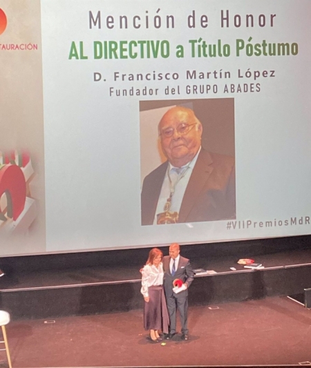 El premio a Francisco Maartín ha sido recogido por su hijo y uno de los actuales gestores de Grupo Abades, Antonio Martín, en una gala celebrada en Madrid (GRUPO ABADES)
